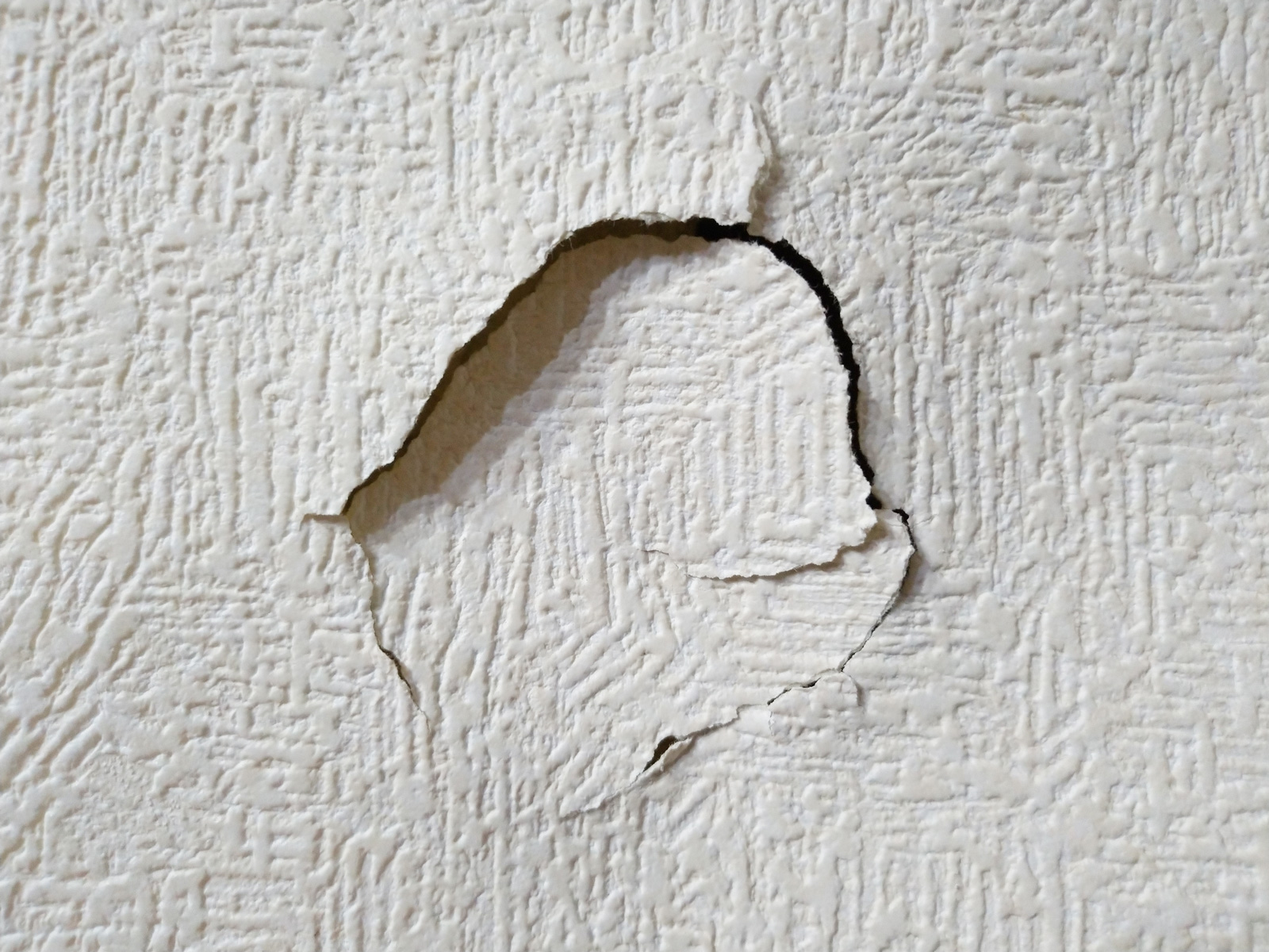 壁ドンのあとに 石膏ボードの大穴を壁紙再利用で修理してみた いろいろやってみる