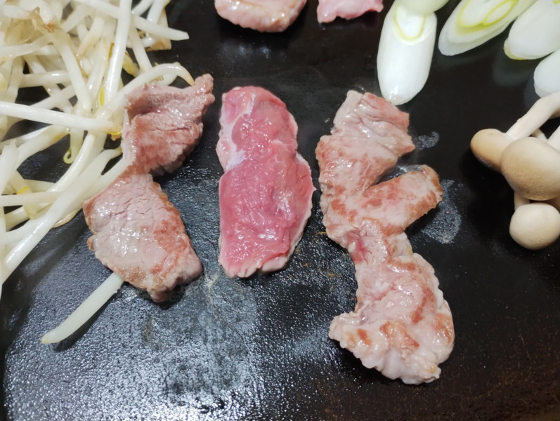 野沢羊肉店のラム肉を焼く
