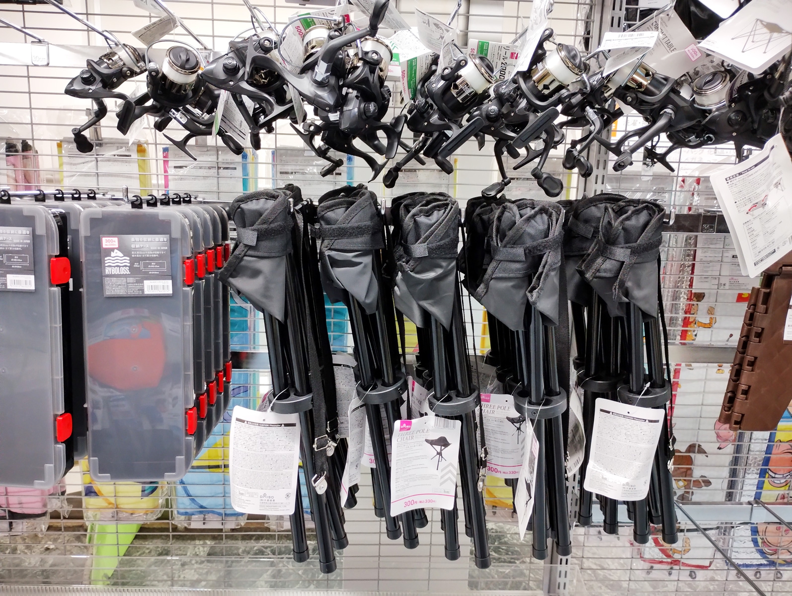 ダイソーの3ポールチェアが釣行に便利かも？折りたたむとスリムで運びやすい いろいろやってみる！