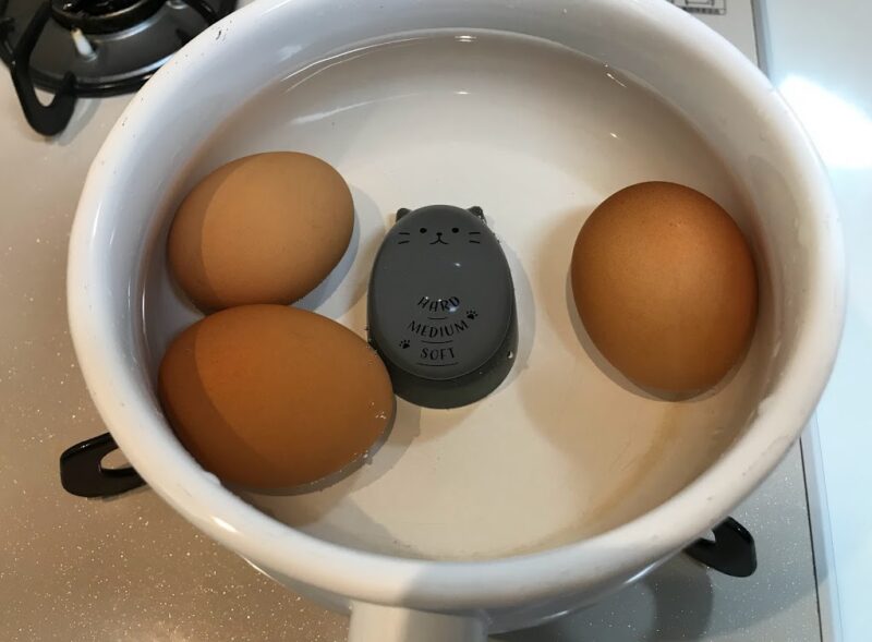 鍋に卵とエッグタイマーを入れたところ