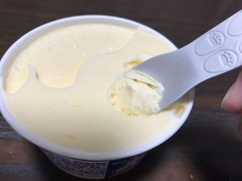 セリアのアイススプーンでアイスを食べる
