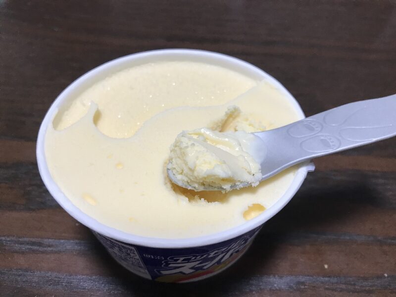セリアのアイススプーンでアイスを食べる