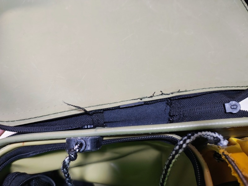 2年使用したダイソーギアバッグのチャック周辺や縫い目部分