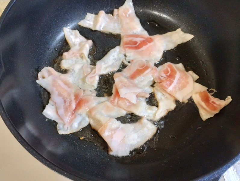 ラードをひいて豚肉を炒める