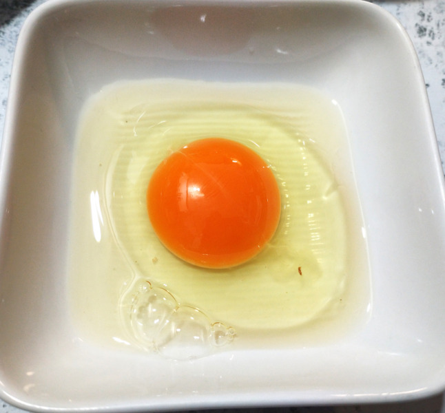 おれんじ玉子を割ったところ