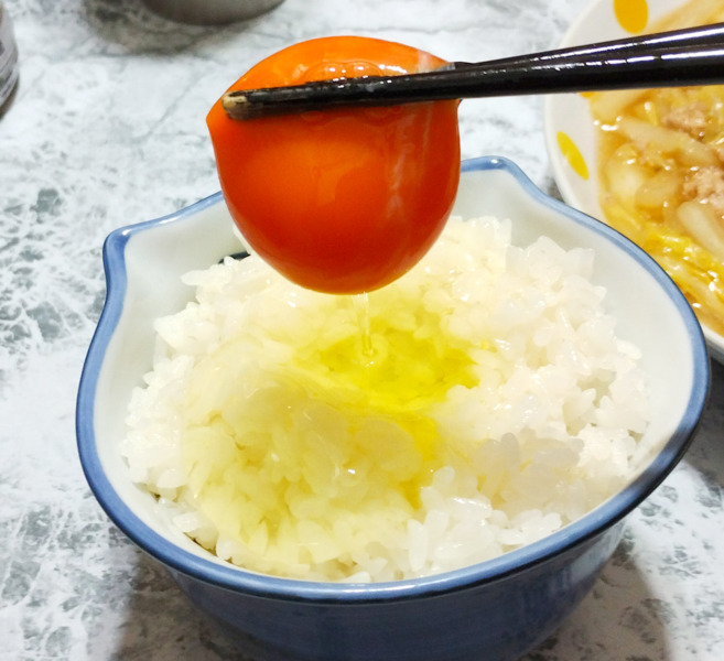 おれんじ玉子の黄味を持ち上げたところ