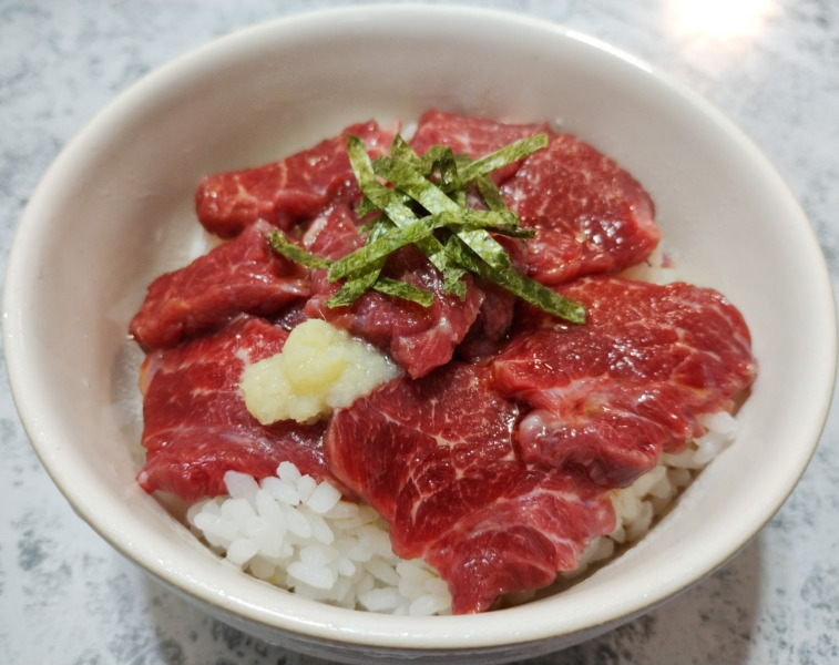 ハーブホースの訳あり馬刺しで馬刺し丼