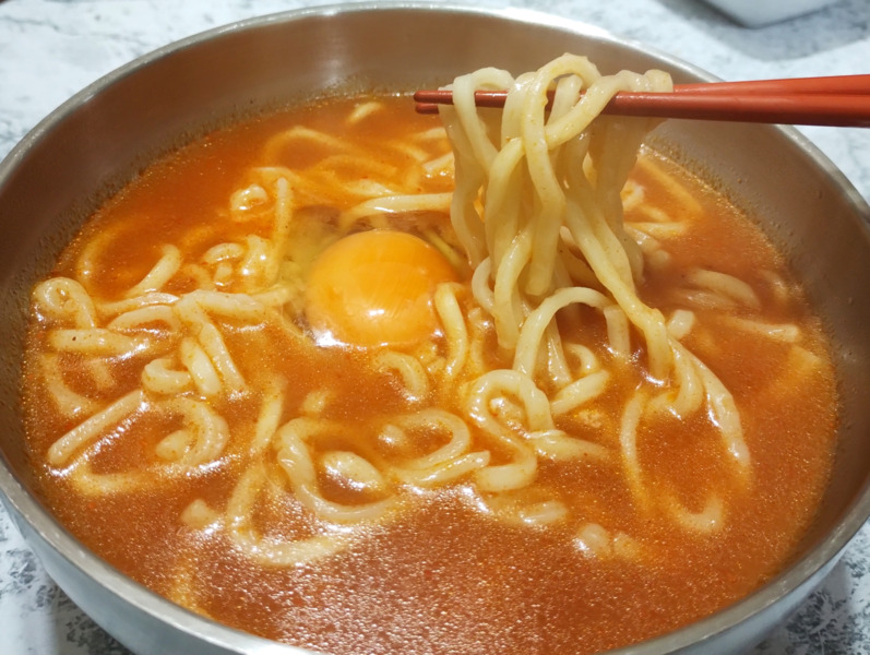 丼に盛ったエスビー韓国風旨辛チゲうどんを実食口コミレポート