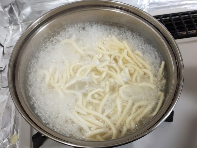 エスビー韓国風旨辛チゲうどんを茹でているところ