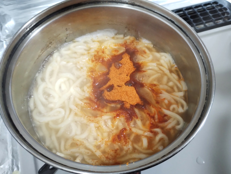 エスビー韓国風旨辛チゲうどん・煮込んだ麺に粉末スープを入れたところ