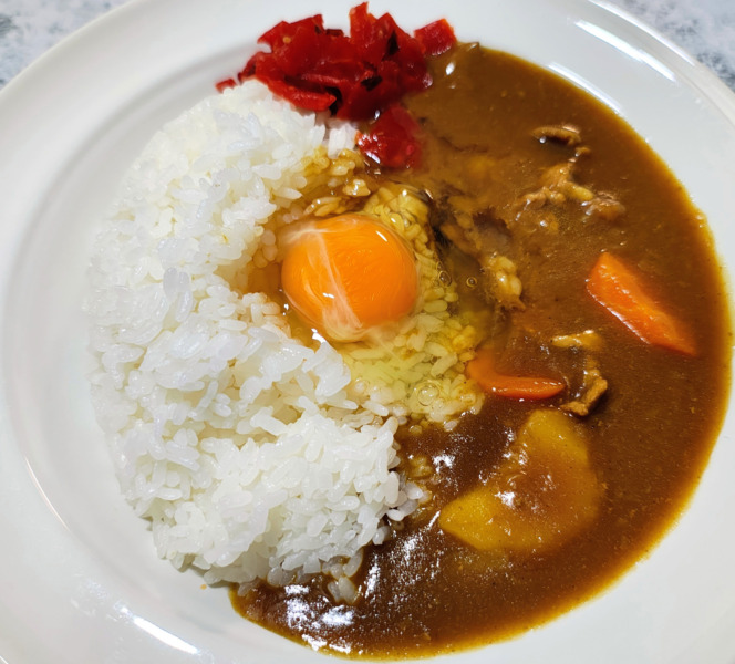 城山たまごをカレーにトッピング