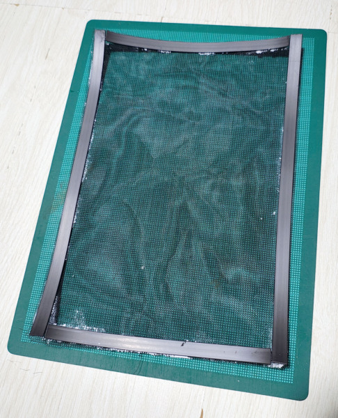 メッシュ部分にマグネットテープを貼り付け