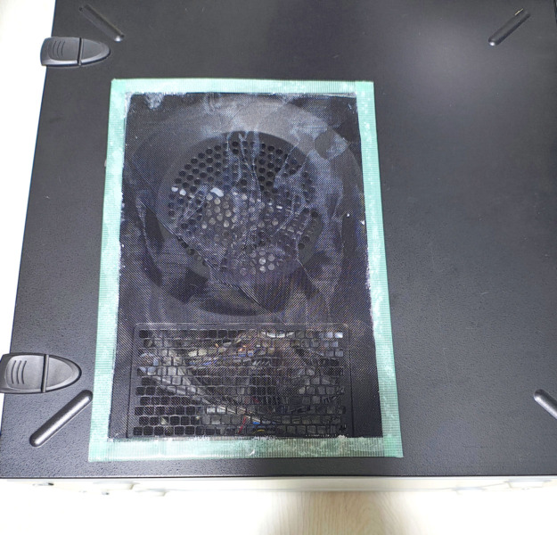 養生テープだと黒いケースに貼ったときに目立つ