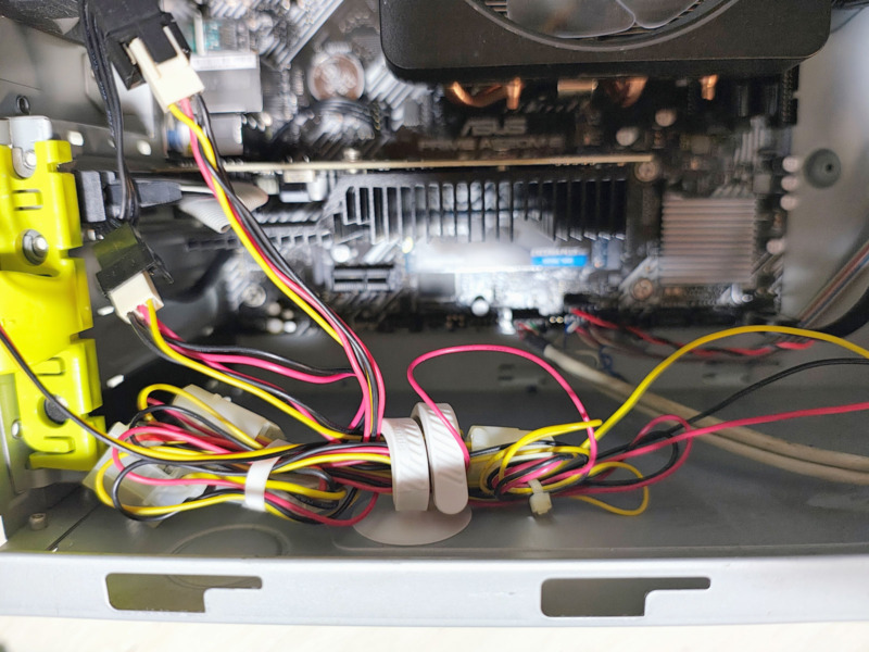 ダイソー形状記憶コードバンド吸盤付きでPC内部の配線を固定