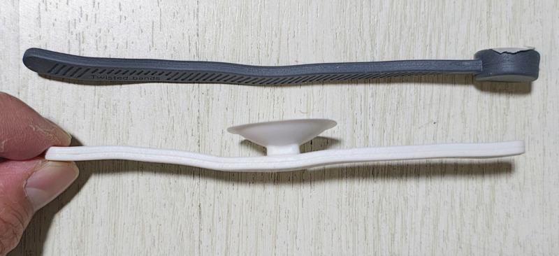 ダイソー形状記憶コードバンド磁石付きと吸盤付きを横から見たところ