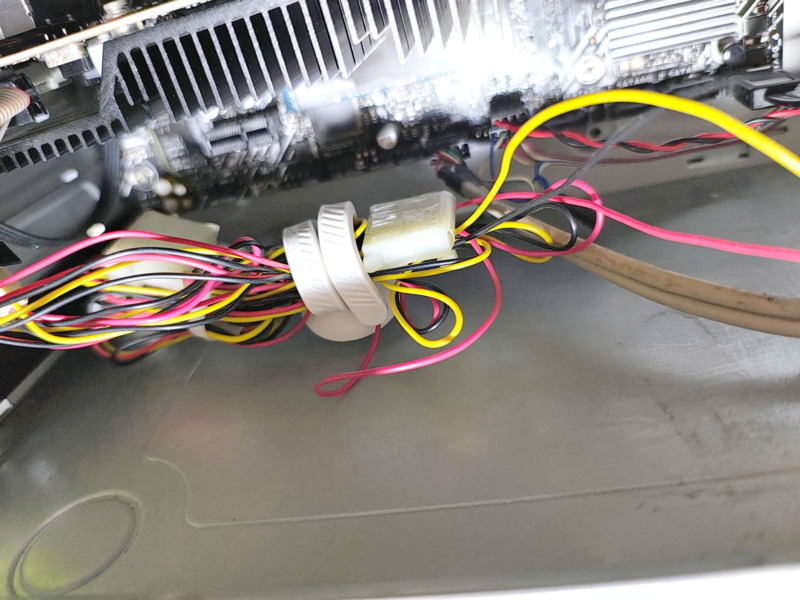 ダイソー形状記憶コードバンド吸盤付きはPC内部で剥がれた