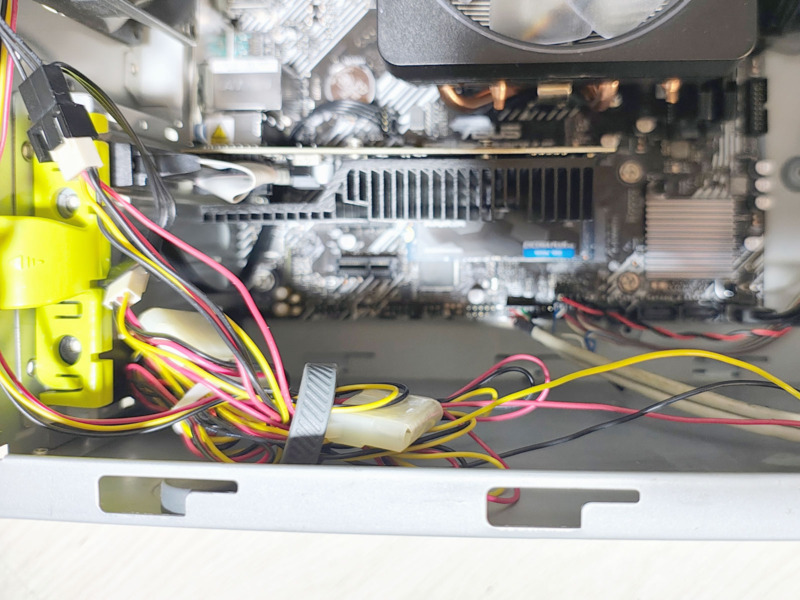 ダイソー形状記憶コードバンド磁石付きでPC内部の配線整理