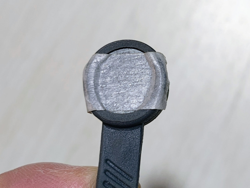 ダイソー形状記憶コードバンド磁石付きにテープを貼って磁石を固定