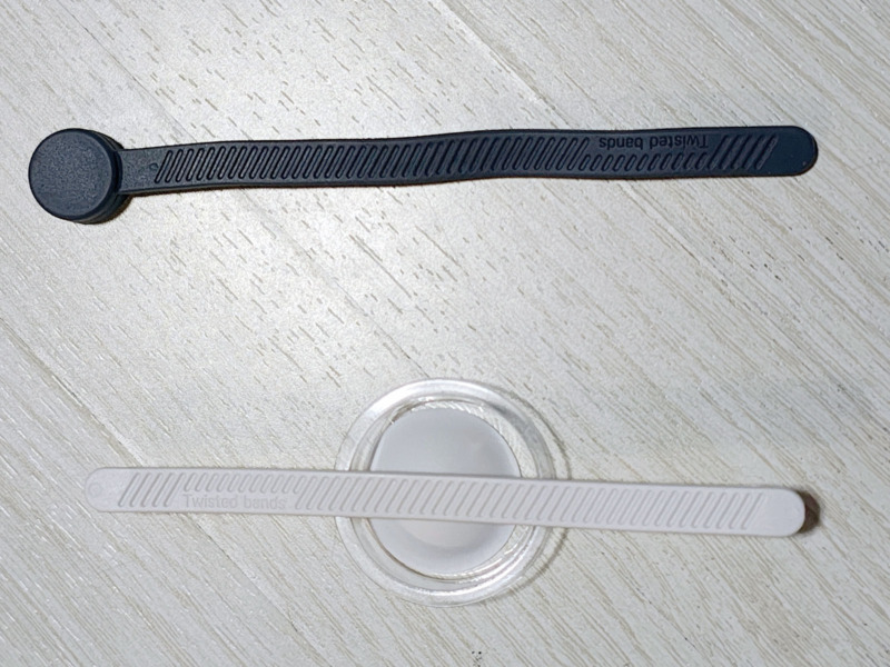 ダイソー形状記憶コードバンド磁石付きと吸盤付きの外観