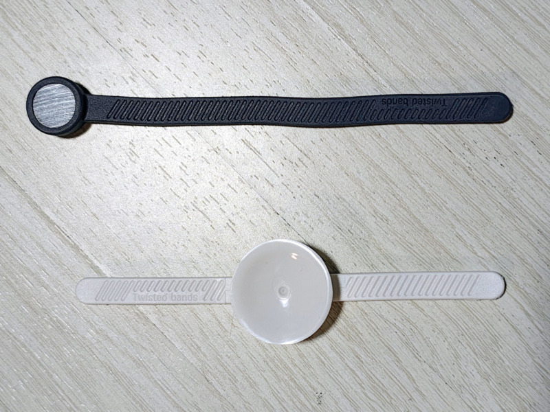 ダイソー形状記憶コードバンド磁石付きと吸盤付き