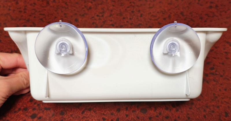 イノマタ化学のエコフック付きスポンジラックに吸盤を取り付けたところ