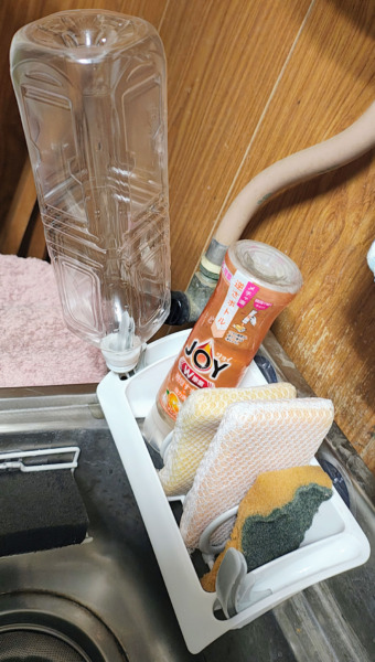 イノマタ化学のエコフック付きスポンジラックのエコフックを使用しているところ