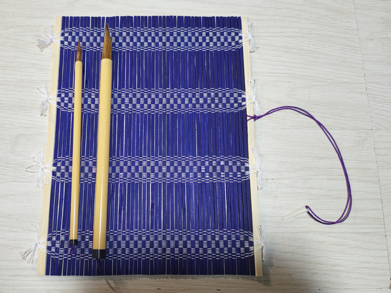 ダイソーのふでまきを広げたところ