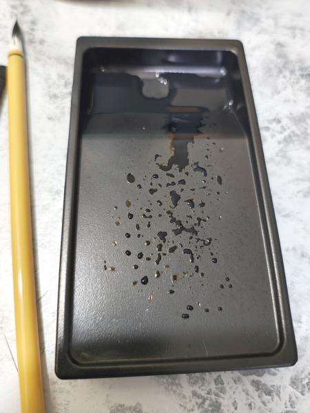 ダイソー硯は墨液を弾く